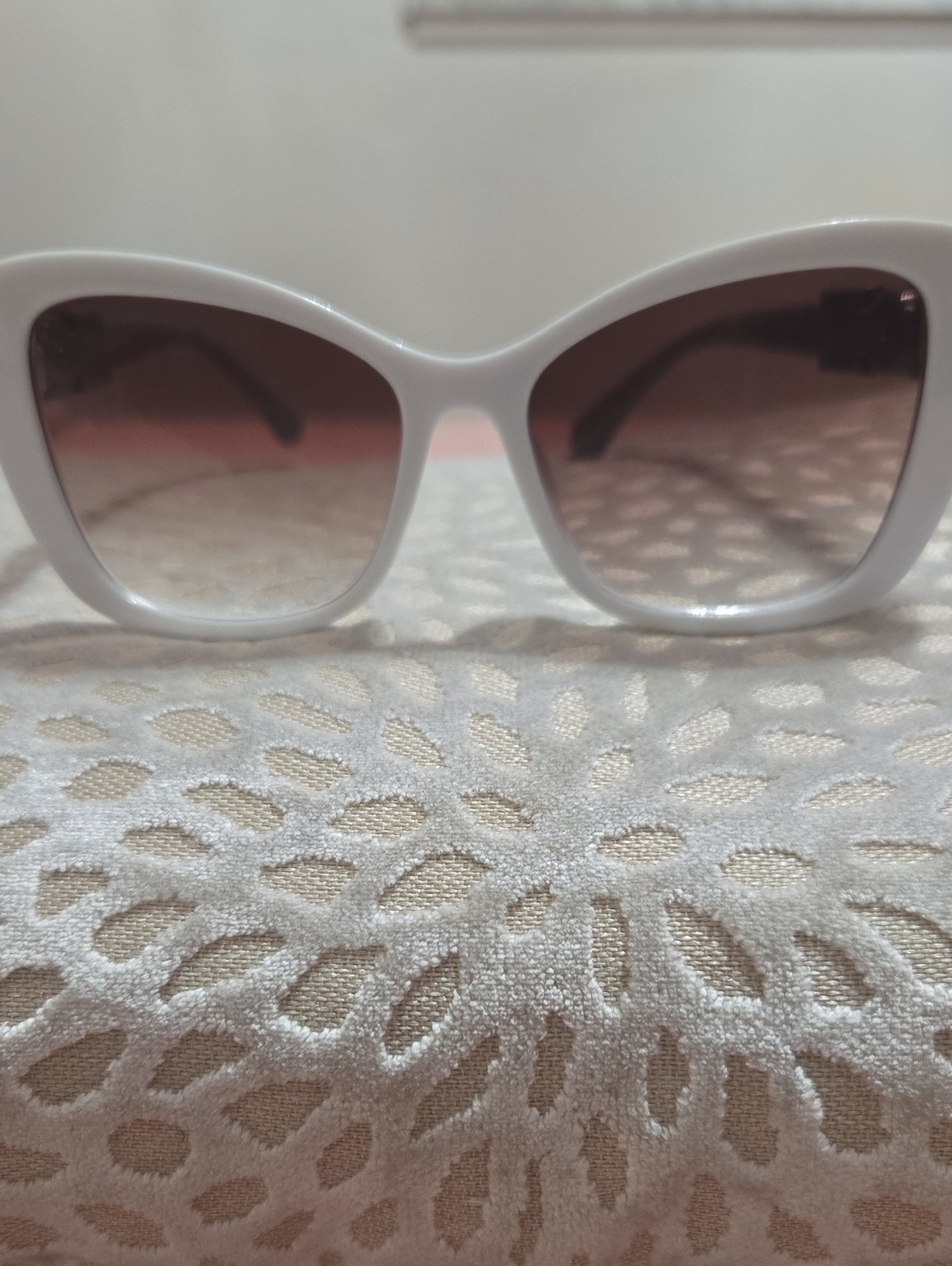 White Cat-Eye Women's Sunglasses - Stylish Summer Accessory